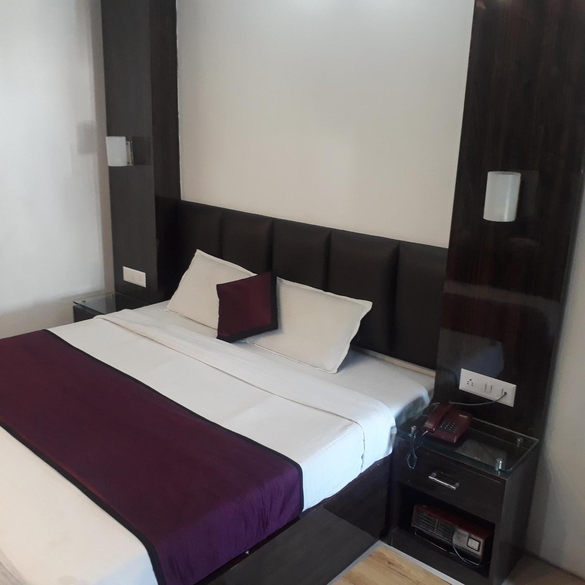 Hotel Ur Allāhābād Junction Eksteriør billede